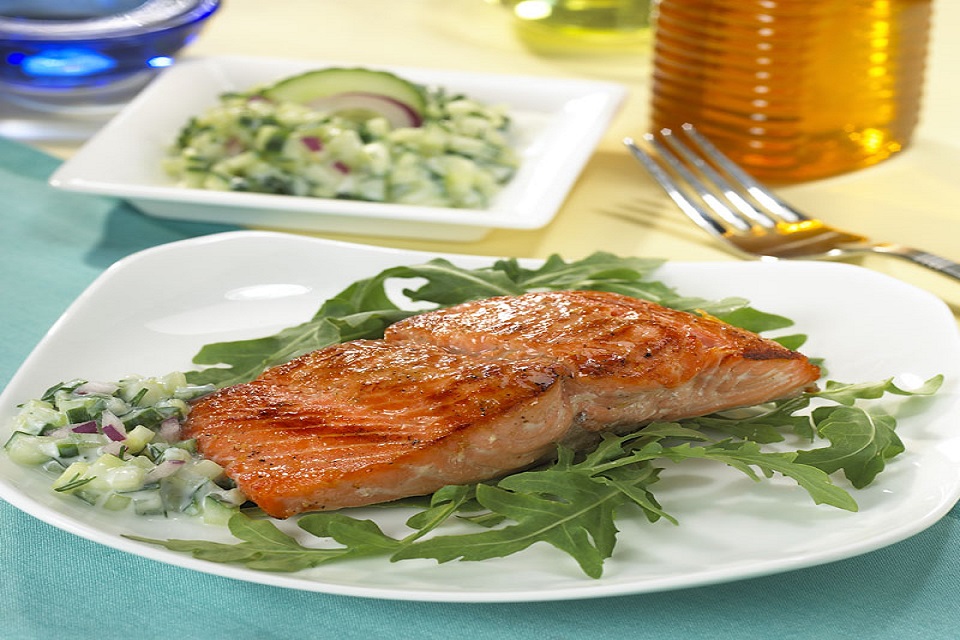 Salmon fillet on a bed of arugula